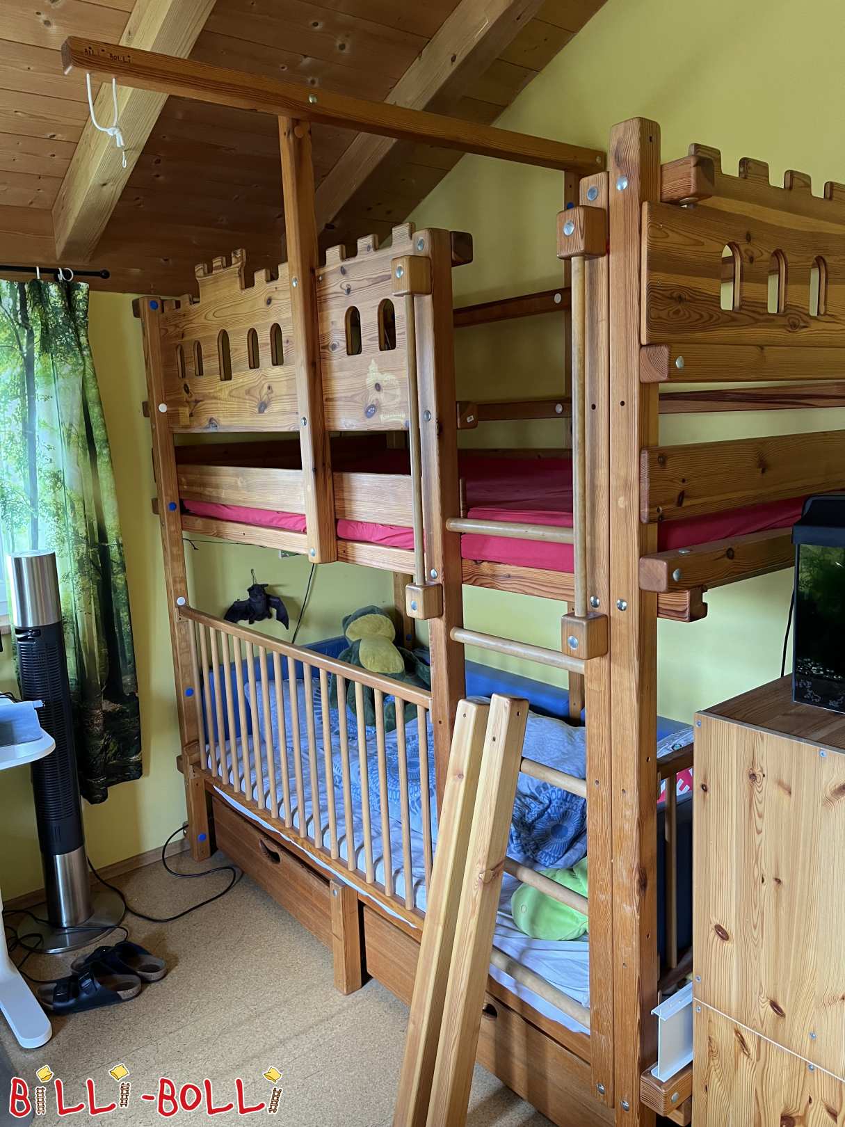 Etagenbett mit Ritterburg-Deko und Gitter (Kategorie: Etagenbett gebraucht)