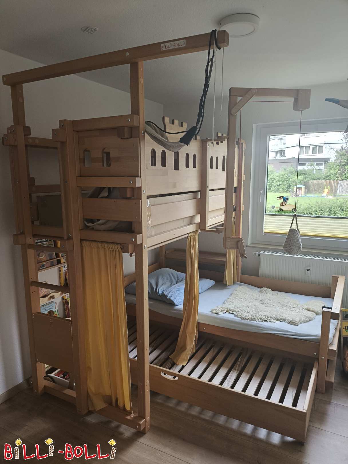 Etagenbett über Eck (Buche geölt) mit Ritterdeko und Spieleboden (Kategorie: Etagenbett-über-Eck gebraucht)