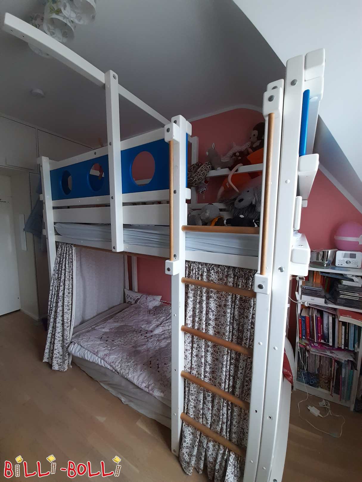 Hochbett 100x200 cm, Kiefer, weiß lackiert, mit blauen Kojenbrettern (Kategorie: Hochbett mitwachsend gebraucht)