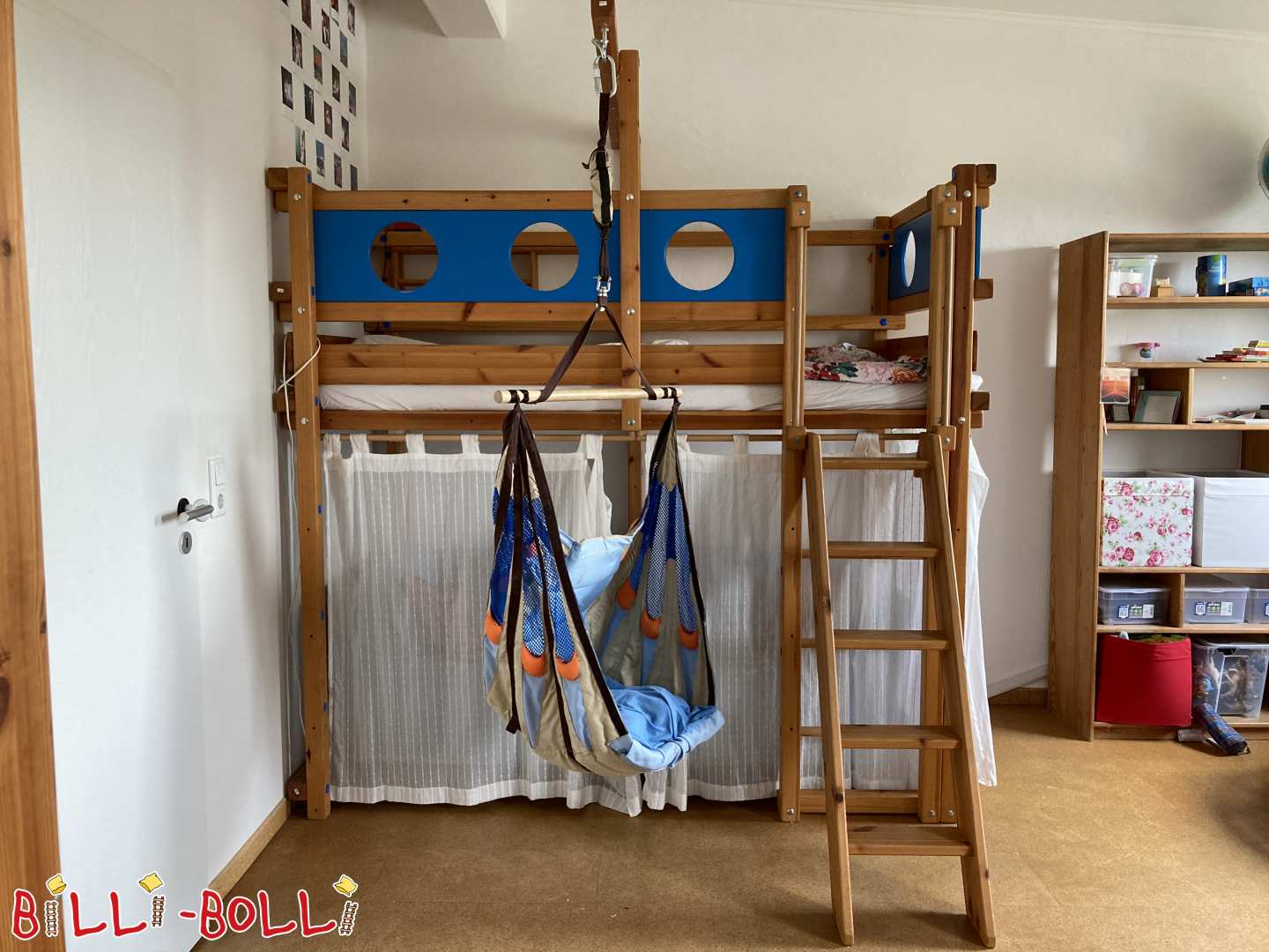 Hochbett aus Kiefer mit blauen Bullaugen-Themenbrettern in Kassel (Kategorie: Hochbett gebraucht) Hochbett aus Kiefer mit blauen Bullaugen-Themenbrettern in Kassel (Kategorie: Hochbett gebraucht)