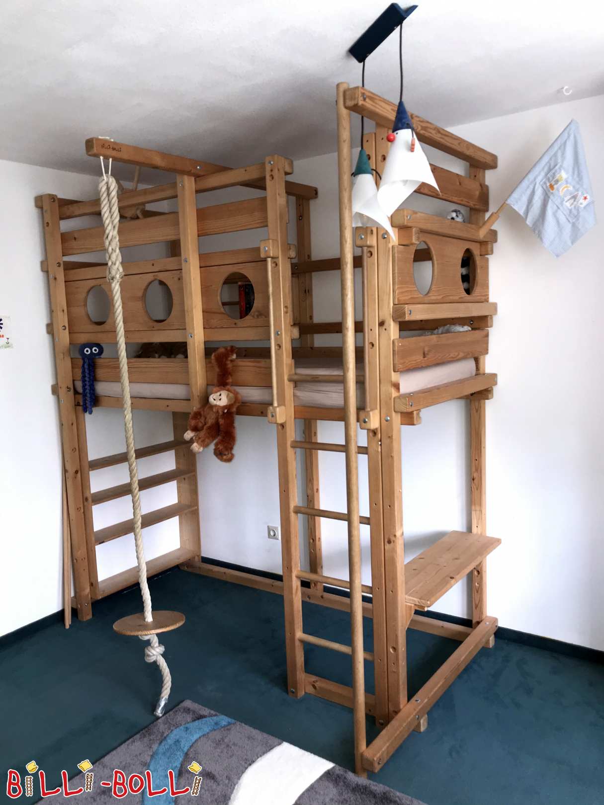 Hochbett aus Kiefer mit extrahohen Füßen und Feuerwehrstange (Kategorie: Hochbett gebraucht)