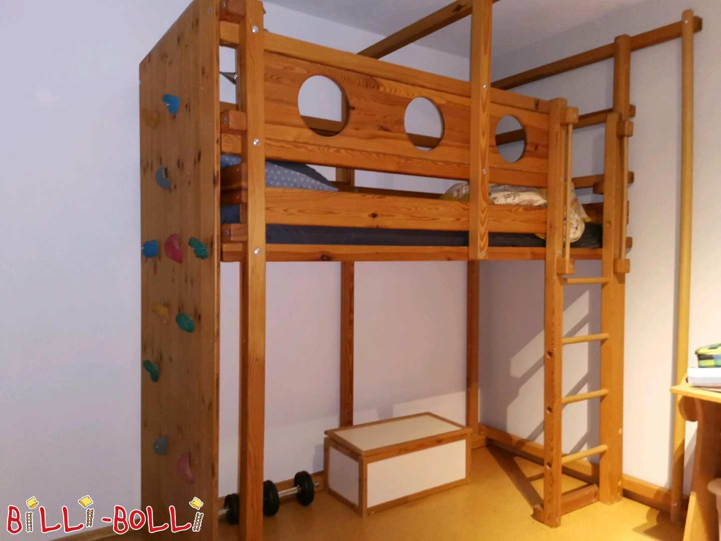 Hochbett aus Kiefer mit Kletterwand und Feuerwehrstange (Kategorie: Hochbett gebraucht)