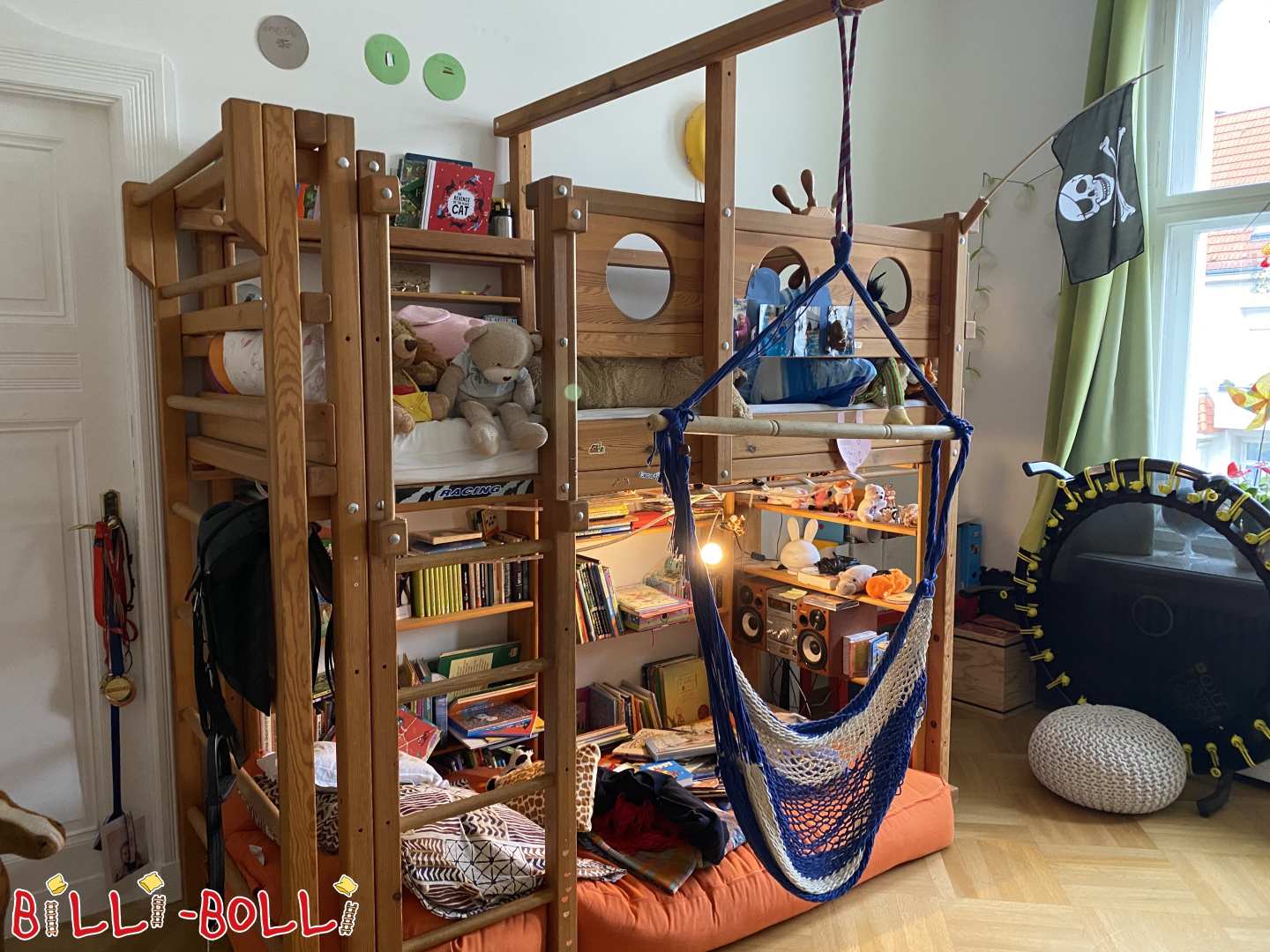 Hochbett 90x200 cm mit Piraten Deko, Bücherregalen und Hängematte (Kategorie: Hochbett mitwachsend gebraucht)