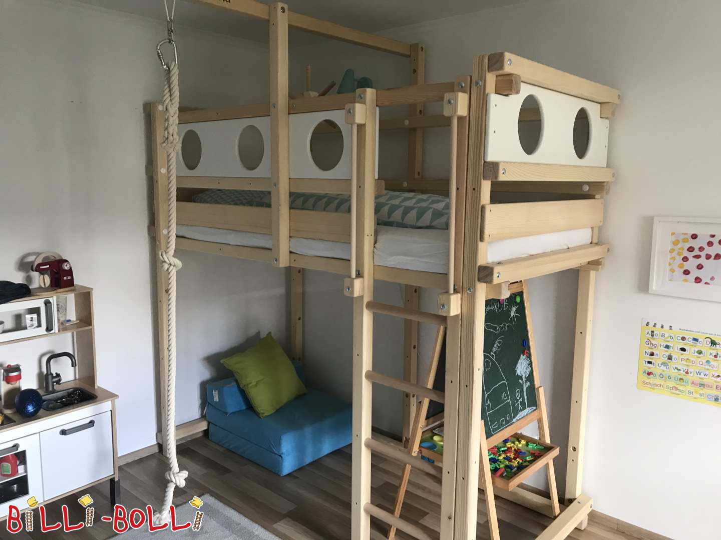 Hochbett mitwachsend, Kiefer natur mit Bullaugen weiß lackiert (Kategorie: Hochbett mitwachsend gebraucht)