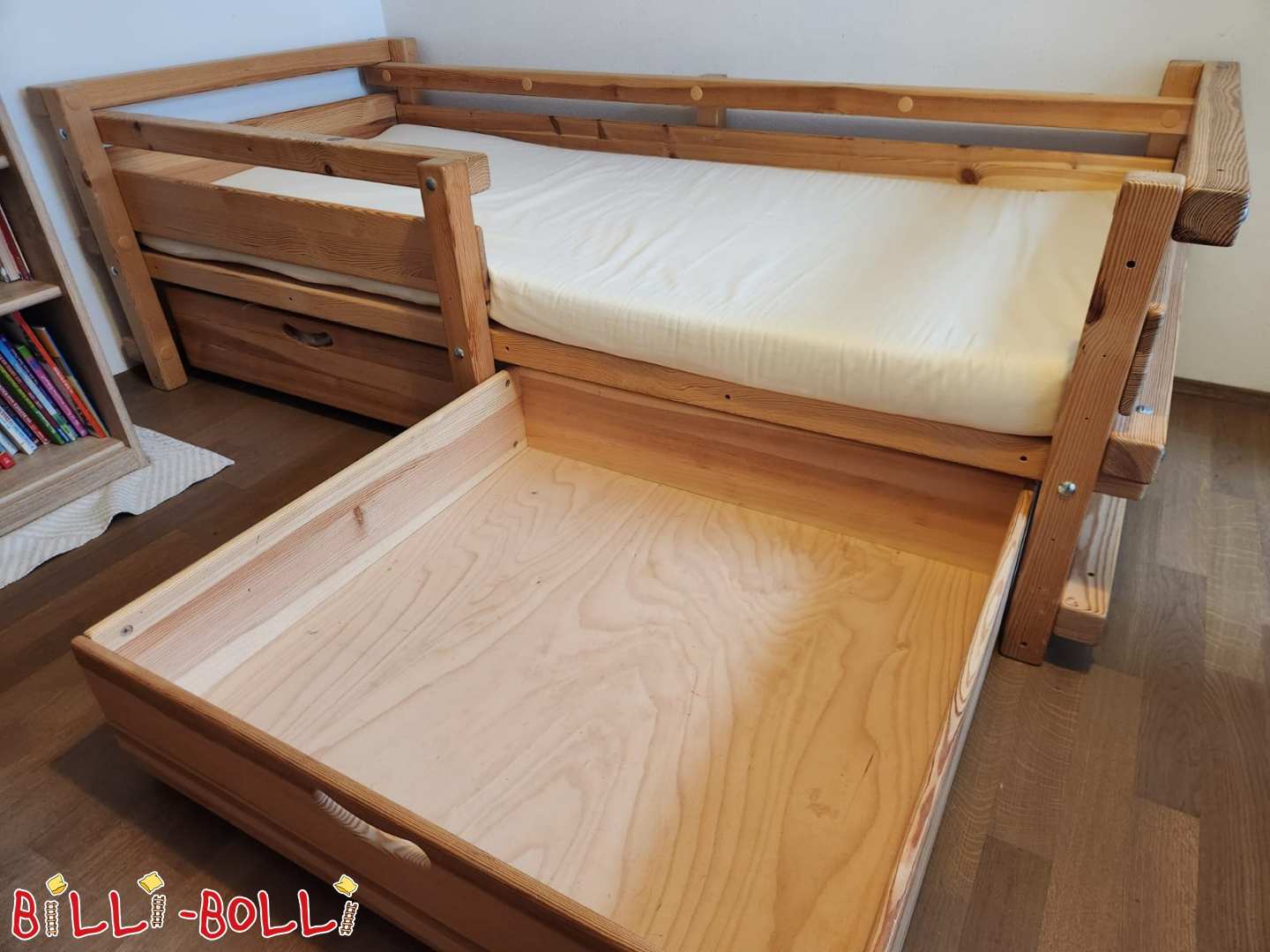 Jugendbett niedrig Typ D: mit hohen Seiten und Rückenlehne in Kiefer (Kategorie: Jugendbetten niedrig gebraucht)