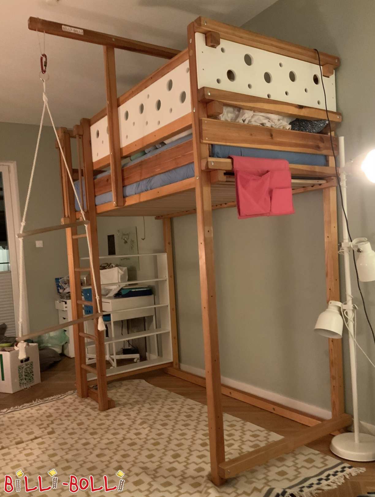 Mitwachsendes Hochbett (extrahohe Füße) mit Mäusebrettern und Regal (Kategorie: Hochbett mitwachsend gebraucht)