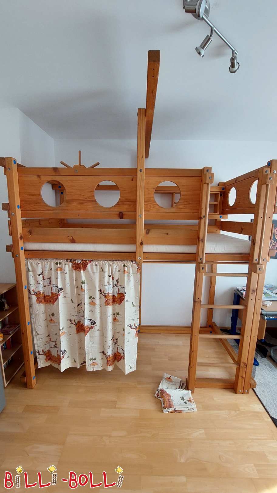 Mitwachsendes Hochbett im Piratenlook mit Kojenbrett und Steuerrad (Kategorie: Hochbett mitwachsend gebraucht)