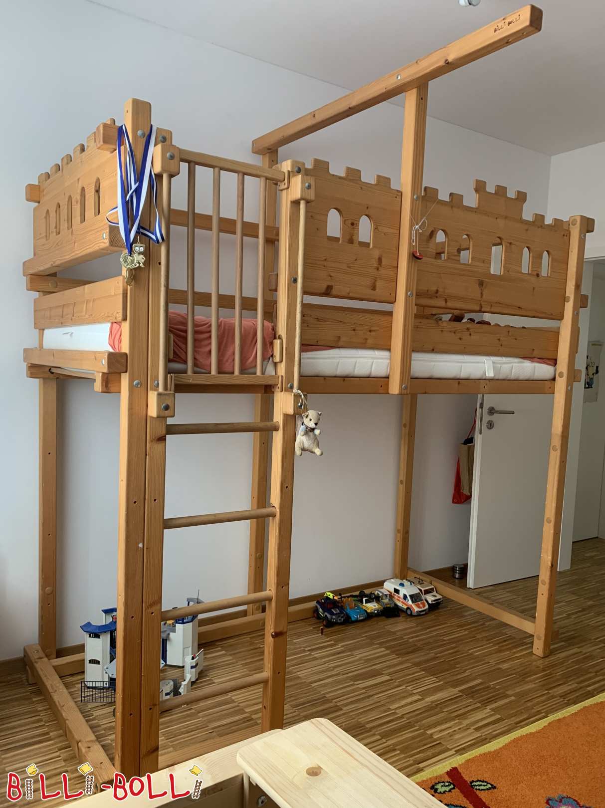 Mitwachsendes Hochbett in Fichte mit Ritterburgbretter (Hochbett gebraucht) Mitwachsendes Hochbett in Fichte mit Ritterburgbretter (Hochbett gebraucht)