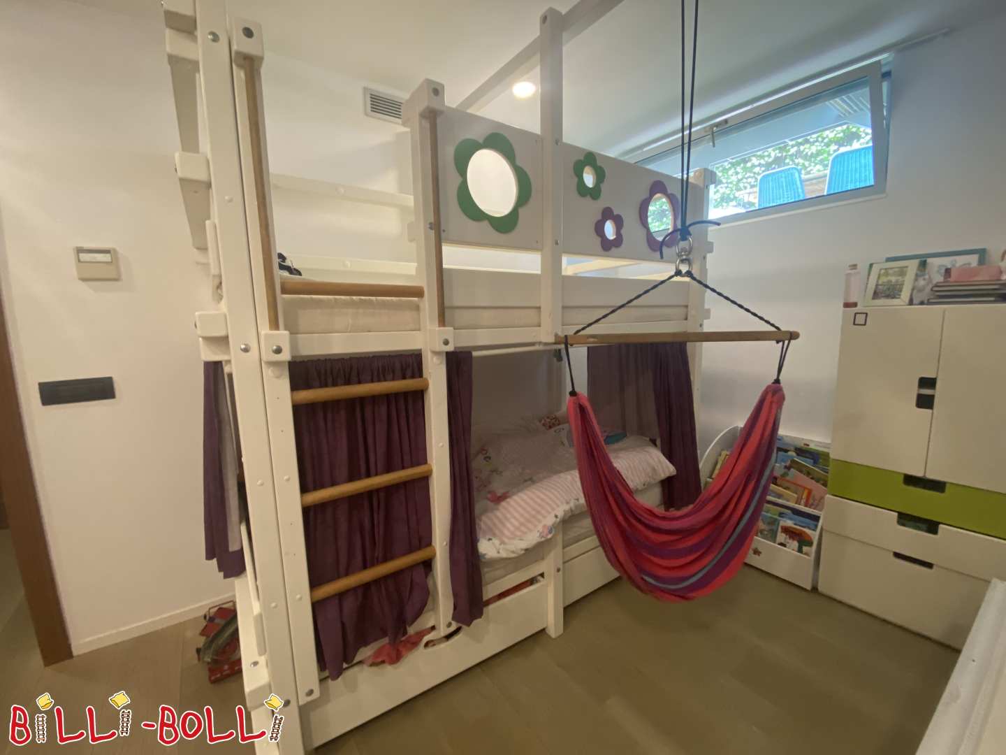 Mitwachsendes Hochbett mit Blumen-Themenbrettern, weiß lackiert (Kategorie: Hochbett mitwachsend gebraucht)