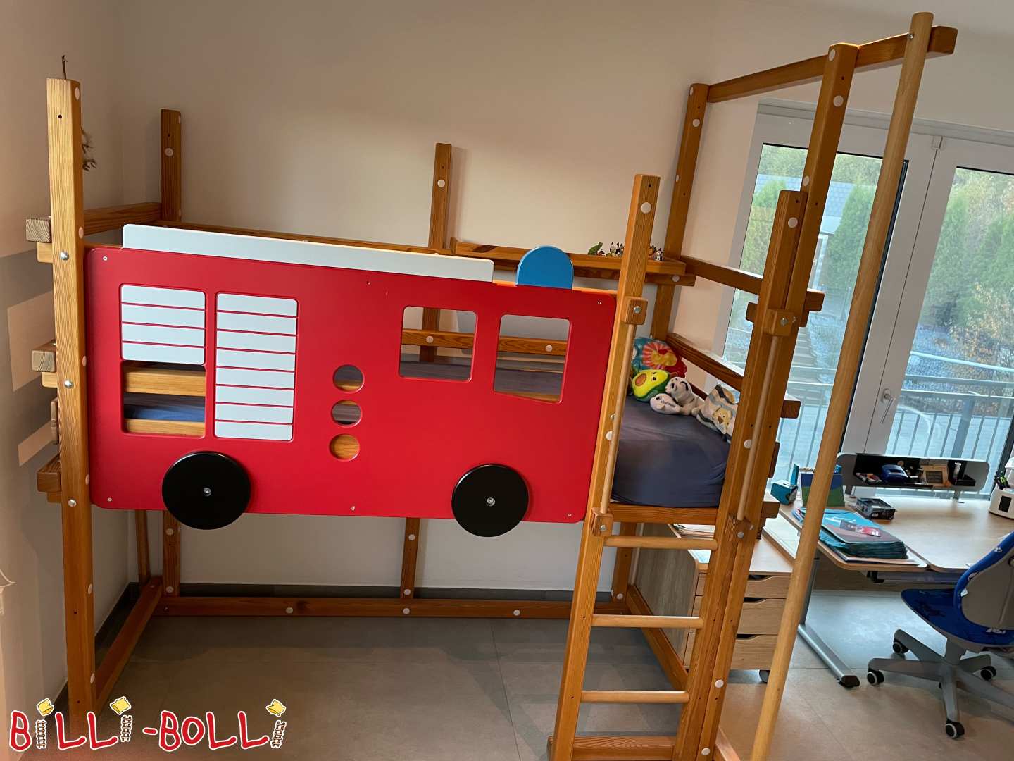 Mitwachsendes Hochbett mit Feuerwehr-Themenbrett und Feuerwehrstange (Kategorie: Hochbett mitwachsend gebraucht)