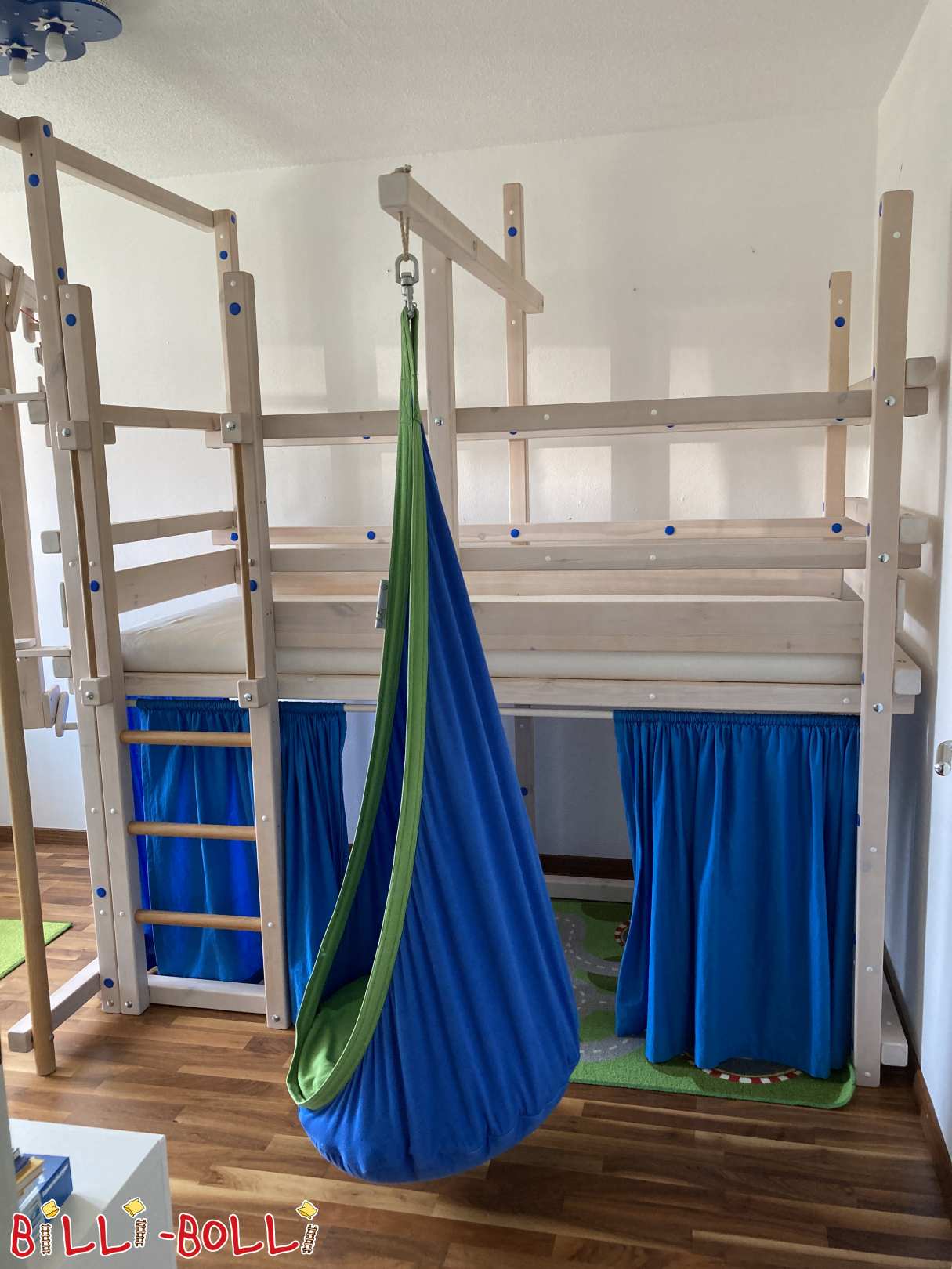 Mitwachsendes Hochbett mit Feuerwehrstange und Spielkran, weiß lasiert (Kategorie: Hochbett mitwachsend gebraucht)