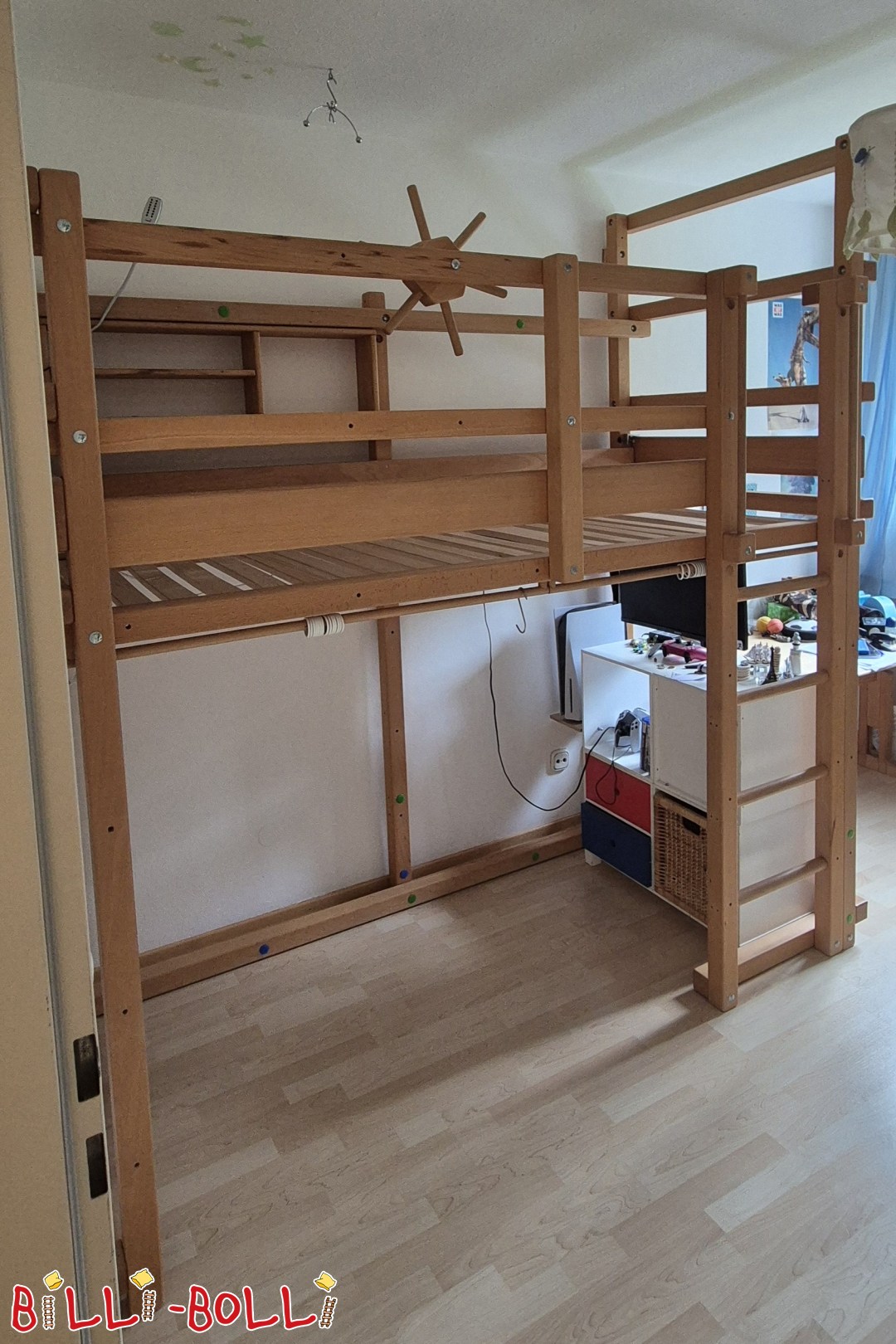 Inserat 5714: Mitwachsendes Hochbett mit Kojenbrett, Steuerrad, Schaukel, Regal, et Mitwachsendes Hochbett mit Kojenbrett, Steuerrad, Schaukel, Regal, et (Kategorie: Hochbett mitwachsend gebraucht)