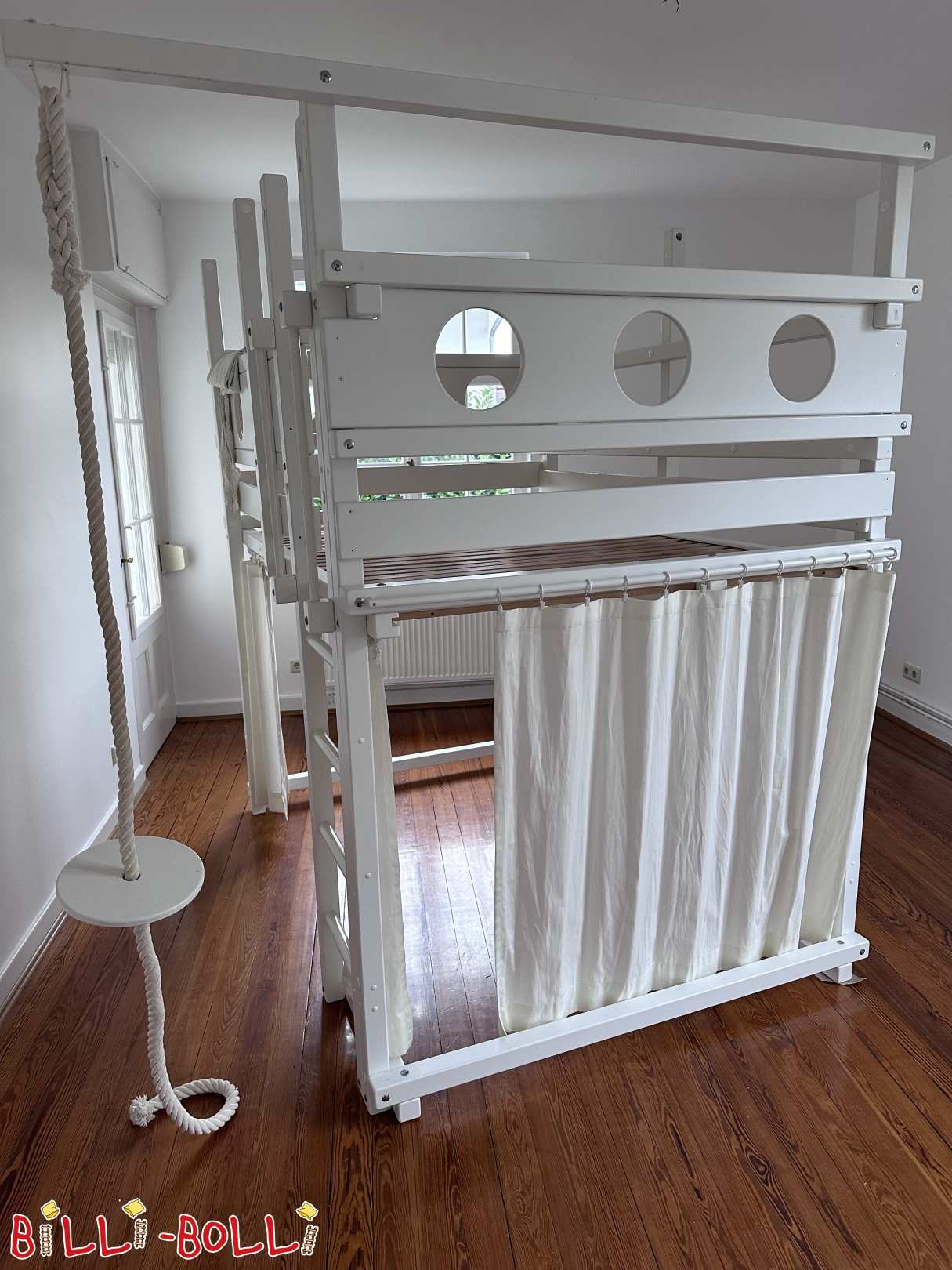 Mitwachsendes Hochbett mit Bullaugenbrettern in Kiefer weiß lasiert (Kategorie: Hochbett mitwachsend gebraucht)