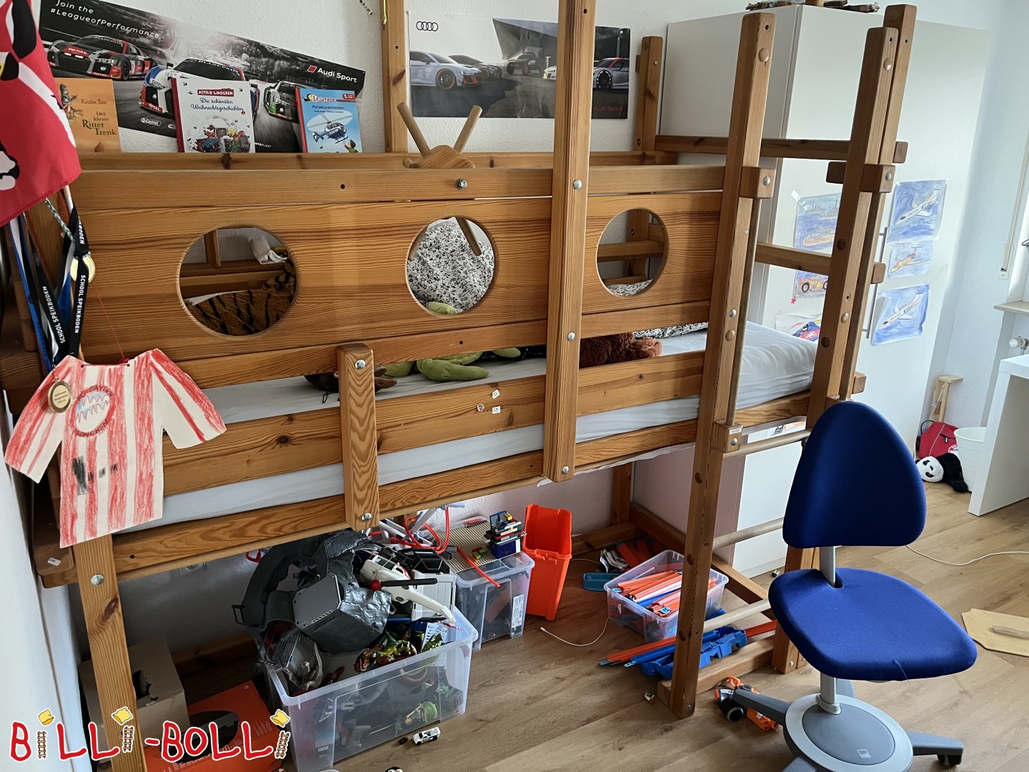 Mitwachsendes Hochbett mit Piraten-Deko + seitliche versetztem Bett (Kategorie: Hochbett mitwachsend gebraucht)