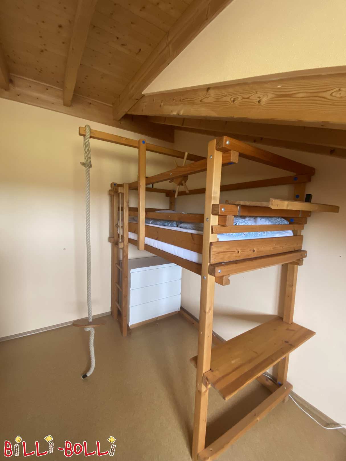 mitwachsendes Hochbett mit Schaukel, Lenkrad und Nachttisch (Kategorie: Hochbett mitwachsend gebraucht)