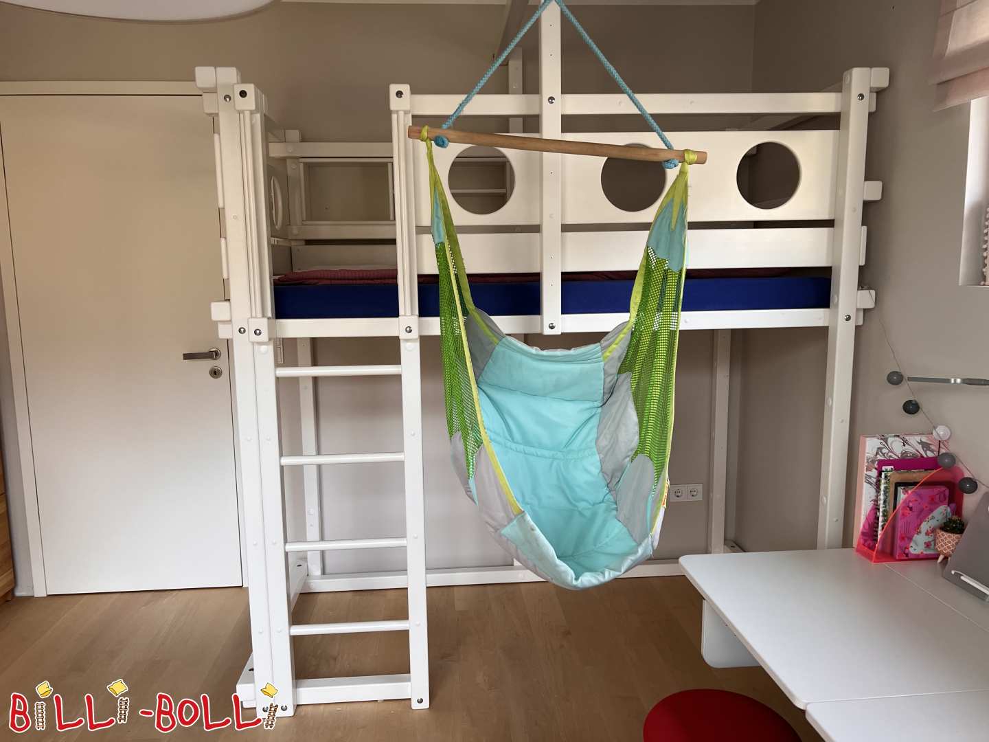 Mitwachsendes Hochbett mit Schaukel und Einbauregal - weiß lackiert (Kategorie: Hochbett mitwachsend gebraucht) Mitwachsendes Hochbett mit Schaukel und Einbauregal - weiß lackiert (Kategorie: Hochbett mitwachsend gebraucht)