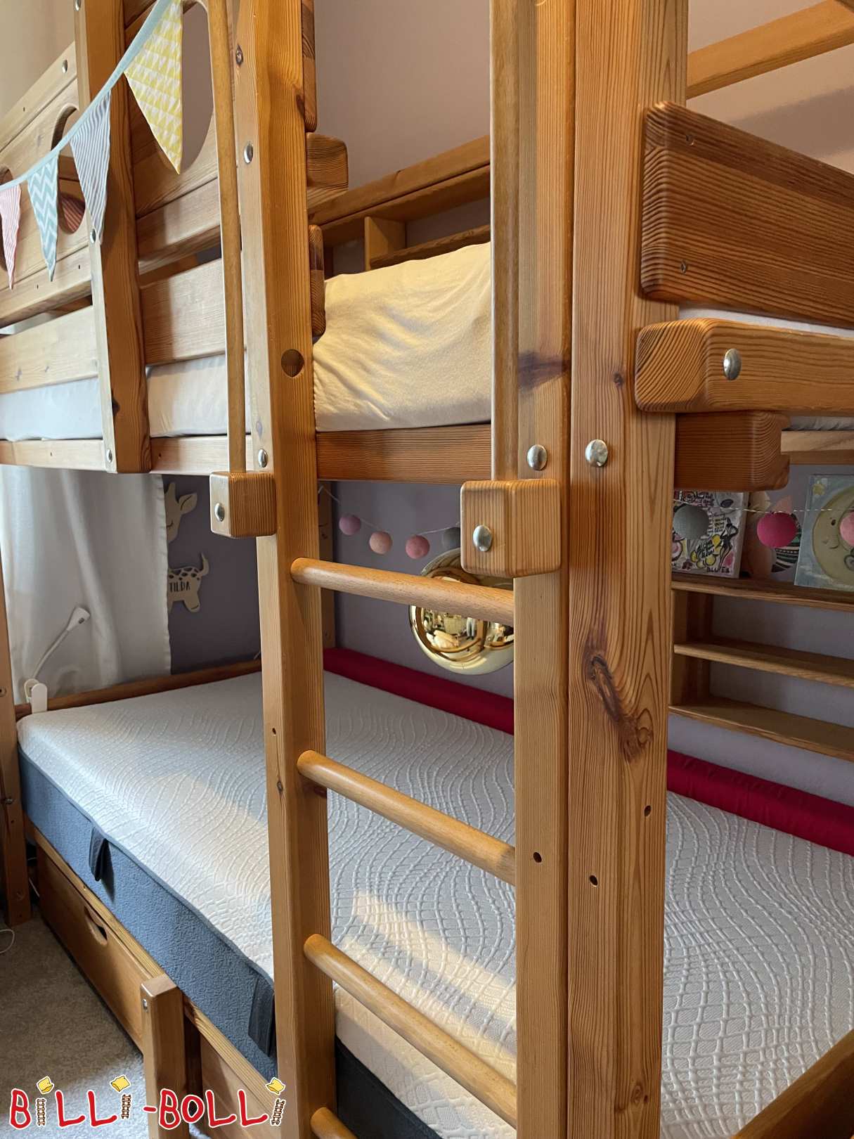 Piraten-Etagenbett (Kiefer) mit Regalen sucht ein neues Zuhause (Kategorie: Etagenbett gebraucht)