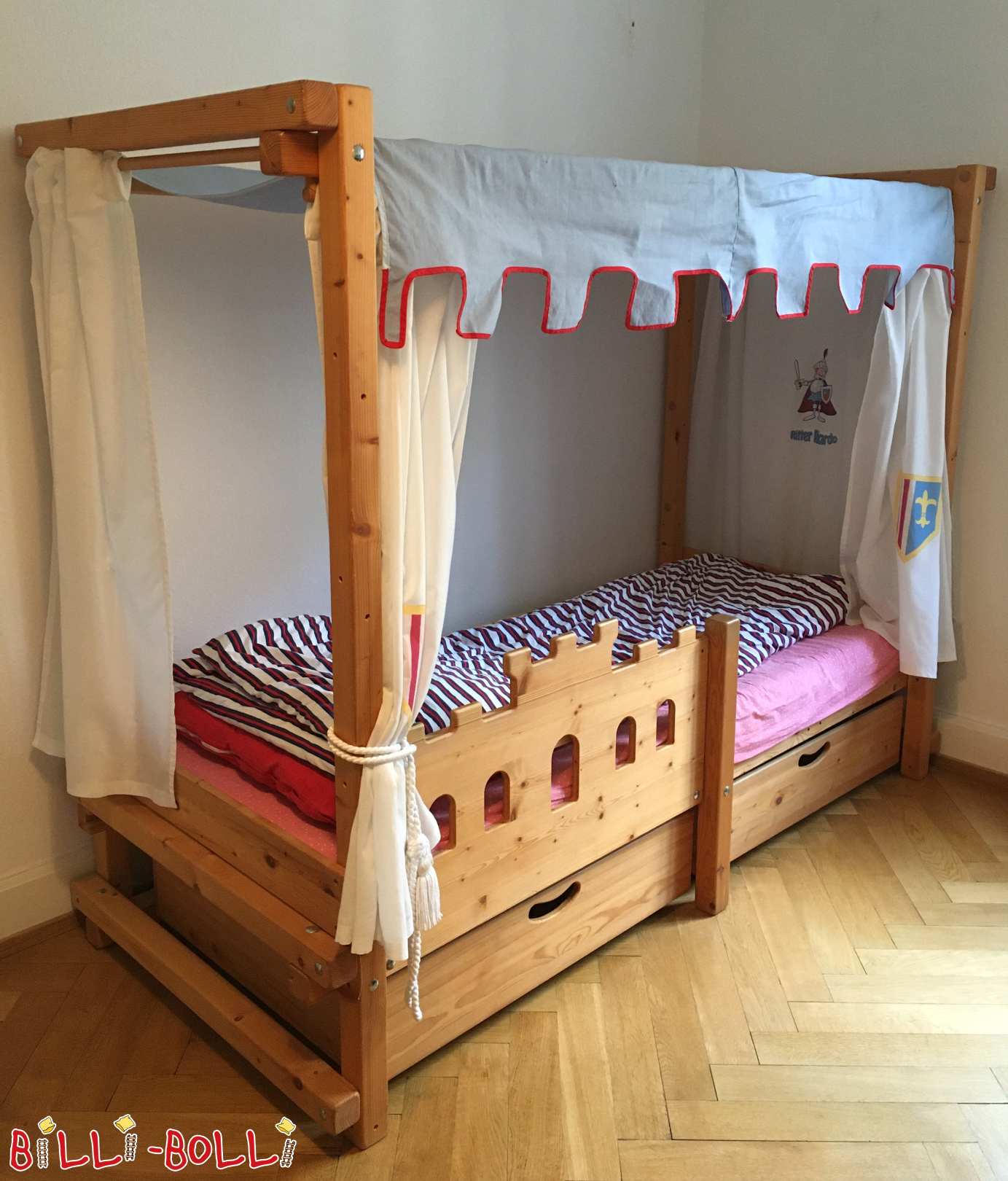 Ritterburg-Himmelbett in Basel (Kategorie: Kindermöbel gebraucht)