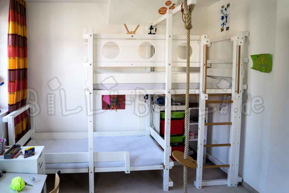 Seitlich versetztes Bett in weiß (Kategorie: Kindermöbel gebraucht)