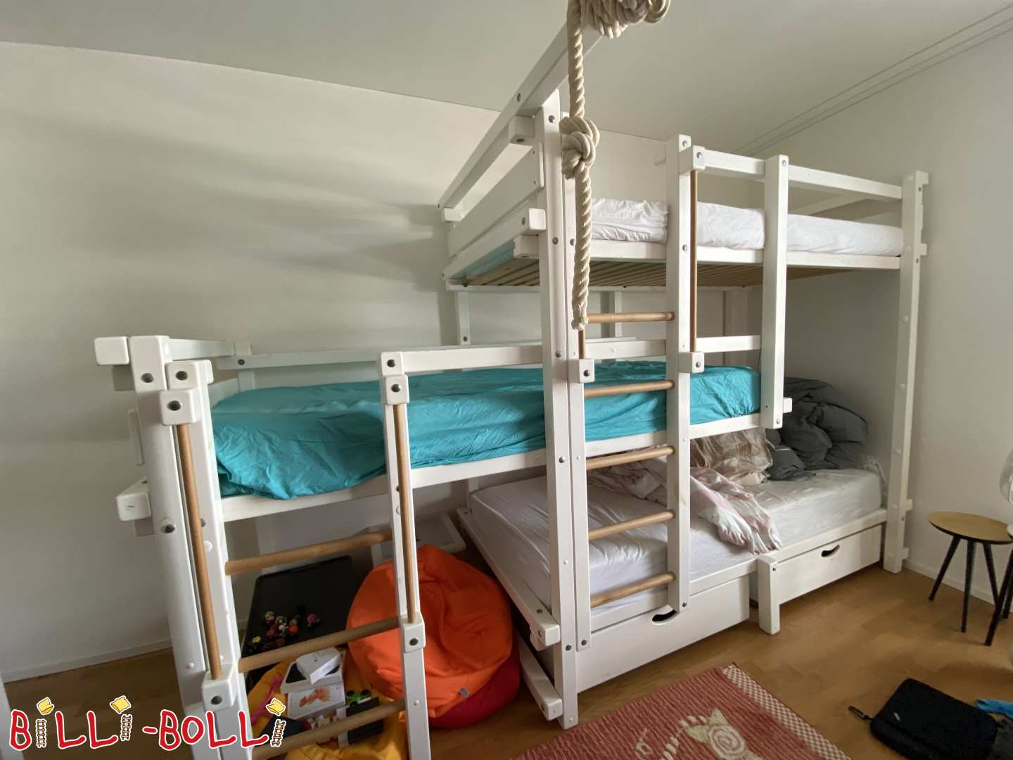 Variantenreiches weißes Dreier-Etagenbett mit Kranbalken, Bettkästen (Kategorie: Dreier-Etagenbetten gebraucht)