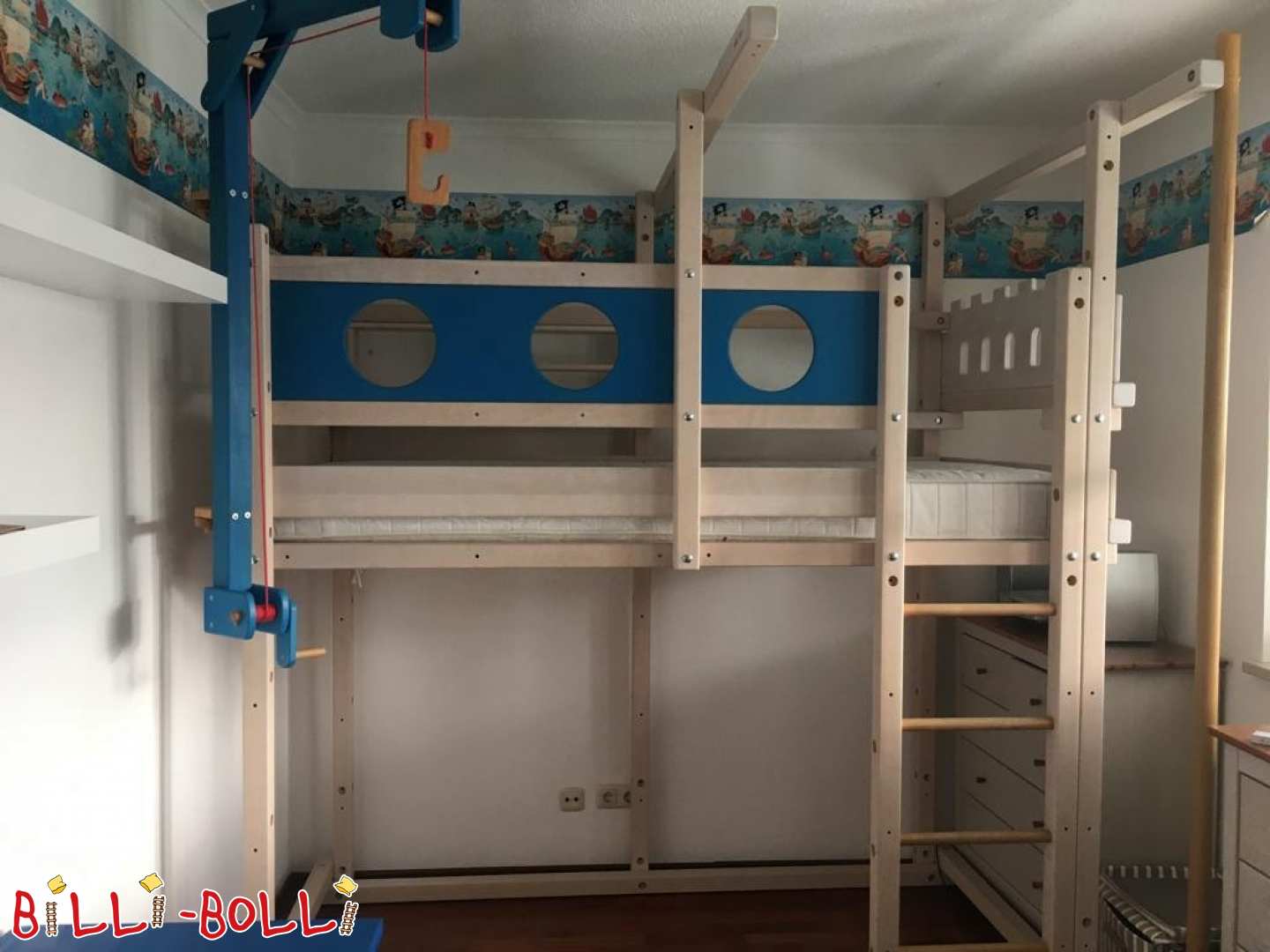 Weiß-blau lasiertes Hochbett mit Feuerwehrstange (Hochbett gebraucht) Weiß-blau lasiertes Hochbett mit Feuerwehrstange (Hochbett gebraucht)