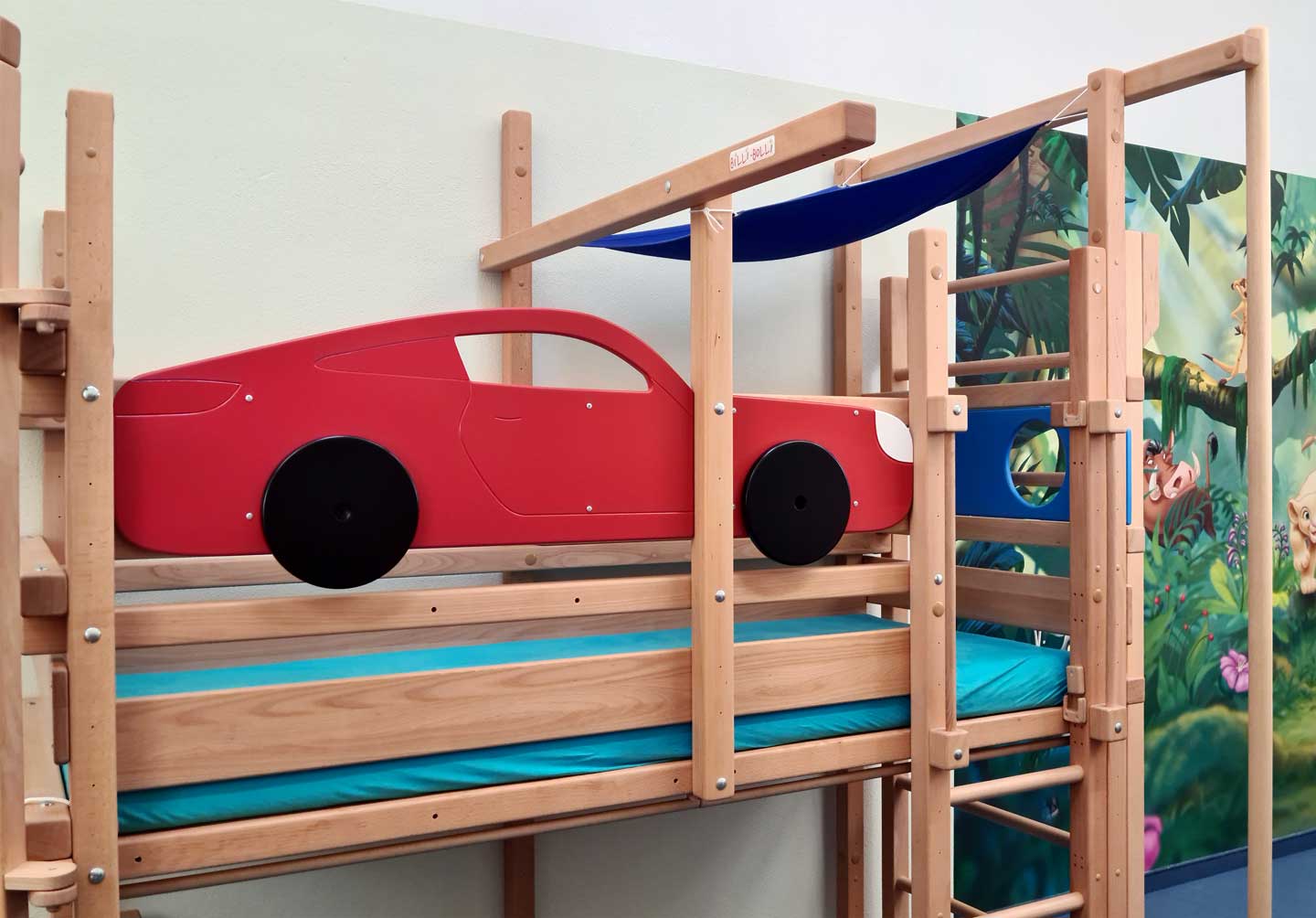 Autobett: das Hochbett oder Etagenbett mit Rennauto-Deko